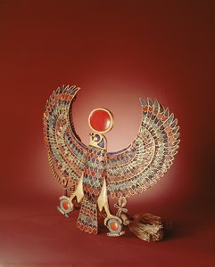 Haukan rintakoru, Tutankhamonin haudasta, Uusi valtakunta (kultaa, jossa on upotekoristeena lapislazulia, turkoosia, karneolia ja lasia).