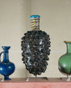 Pullo. Tällaiset astiat valmistettiin upottamalla matriisi sulaan lasiin .... tekijältä Egyptian 18th Dynasty