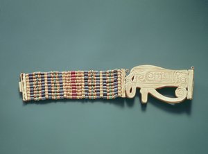 Joustava helmirannekoru, Tutankhamonin haudasta, Uusi valtakunta (kultaa ja karneolia, kulta-, fayanssi- ja lasihelmiä) (ks. myös 391012-13).