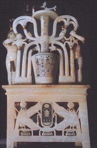 Kukkainen unguent-purkki, Tutankhamonin haudasta (n. 1370-1352 eKr.) Uusi kuningaskunta (alabasteri) (katso myös 227993)