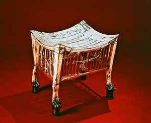 Jalkaratas, jota lapsikuningas käytti hallituskautensa alussa, Tutankhamonin haudasta, Uudesta kuningaskunnasta (maalattu ja kullattu puu) (katso myös 149411)