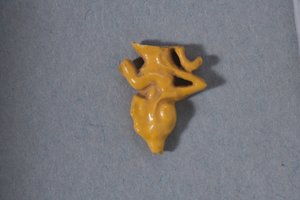 Istuvaa prinsessaa esittävä katkelmainen, läpikuultava helmi, Uusi valtakunta, Amarna-kausi (fajanssi).