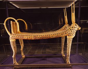 Hautaussänky pyhän lehmän muodossa, Tutankhamonin haudasta (n. 1370-52 eKr.) Uusi kuningaskunta, n. 1336-1327 eKr. (kullattu ja stukkottu puu)
