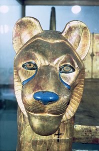 Leijonan muotoinen hautajaissänky Tutankhamonin haudasta (n. 1370-1352 eKr.) Uusi kuningaskunta (stukkottu ja kullattu puu)