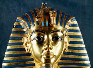 Tutankhamonin hautanaamio, lyötyä kultaa, keraamisia ja puolijalokiviä, Faaraon haudasta, Theban, Egypti, Yksityiskohta, kultasepäntaide, Egyptin sivilisaatio, Uusi valtakunta, XVIII dynastia tekijältä Egyptian 18th Dynasty