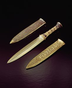 Kultainen tikari ja tuppi, Tutankhamonin haudasta (n. 1370-1352 eKr.) Uusi kuningaskunta (kulta upotettu puolijalokiveillä)