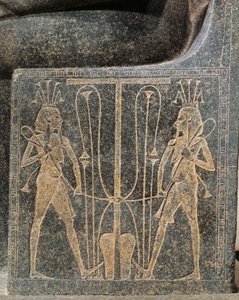 Graniittinen veistosryhmä, jossa Horemheb tekee uhrilahjoja Atum-jumalalle, yksityiskohta Atumin valtaistuimesta, jossa on Seth ja Horus tekijältä Egyptian 18th Dynasty