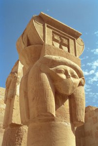Hathor-päinen pylväs, Hathorin kappelista, Hatshepsutin temppelistä, Uudesta kuningaskunnasta, noin 1552-1296 eaa.