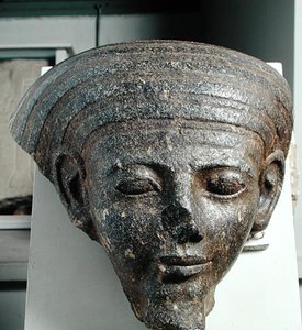 Papin pää, sarkofagista, Uusi kuningaskunta, n. 1350 eKr. (graniitti)