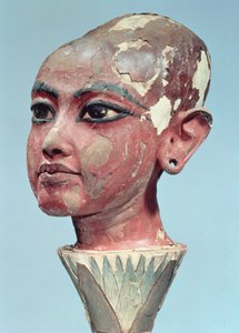 Lapsikuningas Tutankhamonin (n. 1370-52 eKr.) pää nousemassa lootuksenkukasta, löydetty haudan sisäänkäynnistä, Uusi kuningaskunta (stukkottu ja maalattu puu) (katso myös 228554)