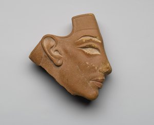 Upoteprofiilipää, Tell el-Amarna, Uusi kuningaskunta, n. 1353-36 eKr. (punainen kvartsiitti)
