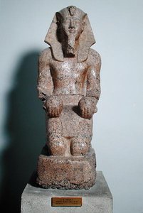 Polvistuva Amenhotep II:n (1427–1392 eKr.) patsas tarjoilee viiniä, Thebes, Uusi kuningaskunta, noin 1450–1425 eKr. (graniitti)