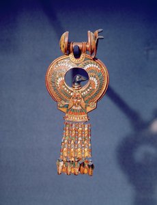 Vasen korvakoru korvakoruparista, jossa on sinilintu, Tutankhamonin haudasta, Kuninkaiden laakso, Thebes, n. 1347-37 eKr. (kulta ja sula lasi) (344029) tekijältä Egyptian 18th Dynasty