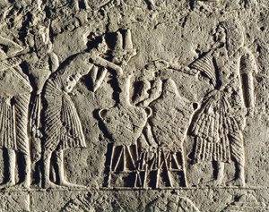 Elämä sotilasleirillä: juomavalvonnassa työskentelevät työntekijät (viini ja olut), helpotus Horemhebin haudalta Saqqarassa, yksityiskohta tekijältä Egyptian 18th Dynasty