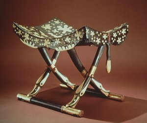 Taitettavan jakkaran malli, Tutankhamonin haudasta, Uusi valtakunta (norsunluulla kuoretettu eebenpuu).