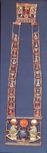 Nousevan auringon kaulakoru, Tutankhamonin haudasta (n. 1370-52 eKr.) Uusi kuningaskunta (kulta upotettu puolijalokiveillä)
