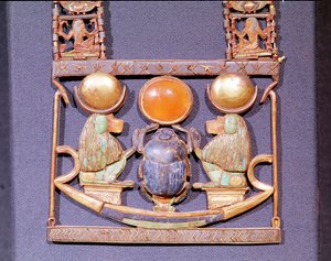 Nousevan auringon kaulakoru, Tutankhamonin haudasta (n. 1370-52 eKr.) Uusi kuningaskunta (kultaa puolijalokiveillä upotettu) (yksityiskohta 153788) tekijältä Egyptian 18th Dynasty