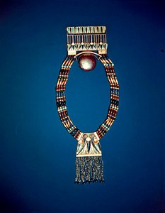 Kaulakoru kuun rintakehällä, Tutankhamonin haudasta, Uudesta kuningaskunnasta (sähkö, maasälpä, lapis lazuli ja kultahelmiä)