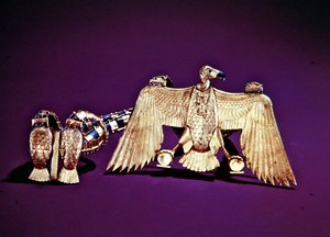 Kaulakoru korppikotka riipuksella, Tutankhamonin haudasta, Uudesta kuningaskunnasta (kullakoristeinen lapis lazuli ja korneoli) (katso myös 228214 & 324491)