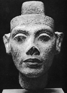 Nefertiti, harhaoppisen faaraon Akenatonin (Akhenaten) kuningatar puoliso. 1300-luvulla eKr. (veistos tummassa graniittisessa rintakuvassa) tekijältä Egyptian 18th Dynasty