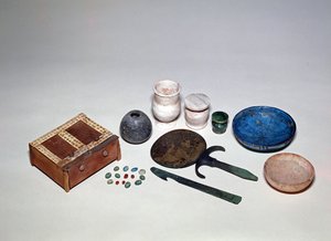 Egyptiläisen naisen haudasta poistetut esineet hautaryhmästä 1723, Sidmant el-Gebelistä, Uudesta kuningaskunnasta tekijältä Egyptian 18th Dynasty