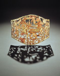 Avokuvioinen plaketti tai solki, joka esittää kuninkaan voittoisaa paluuta vankien kanssa, Tutankhamonin haudasta, Uusi valtakunta (kulta) (ks. myös 148199).