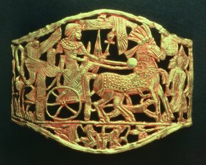 Harjakattoinen laatta tai solki, jossa näkyy kuninkaiden voittoisa paluu vankien kanssa, Tutankhamonin haudalta (n. 1370-52 eKr.) Uusi kuningaskunta (kulta) (katso myös 391017)