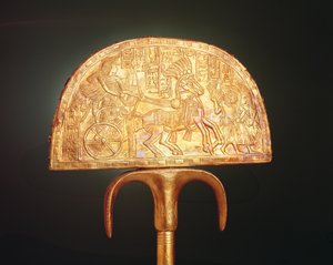 Ostriksensulkaviuhka, Tutankhamonin haudasta, Uusi valtakunta (kultapinnoitteinen puu) (324497:n kääntöpuoli).