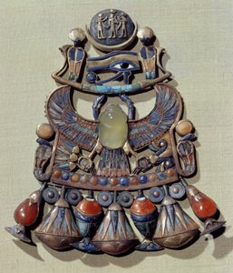 Rintaliha lintu-skarabeilla, Tutankhamonin haudasta (n. 1370-52 eKr.) New Kingdom (kultainen kloisonni, koristeltu puolijalokivellä ja lasitahnalla)