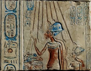 Faarao Akhenaten ja Nefertiti tarjoavat juomalipun Aten-jumalalle. tekijältä Egyptian 18th Dynasty