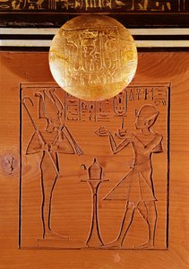 Kannettava arkku, yksityiskohta Tutankhamonista (n. 1370–1352 eKr.), joka uhrasi Osirikseen, Tutankhamonin haudasta, Uudesta kuningaskunnasta (eebenpuu, norsunluu, puu ja pronssi) tekijältä Egyptian 18th Dynasty