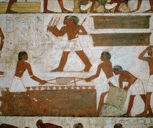 Rekhmere tarkastaa kultaseppiensä työtä. tekijältä Egyptian 18th Dynasty