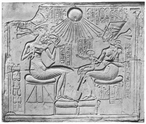 Reliefi, joka kuvaa Atenin antamassa elämää ja vaurautta Amenophis IV:lle (Akhenaten) (n. 1352-1336 eKr.), hänen vaimolleen Nefertitille ja kolmelle heidän tyttäreistään Tell el-Amarnasta, Uudesta kuningaskunnasta, noin 1375-1354 eaa.
