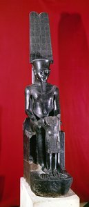 Istuva Amonin jumalan patsas, joka suojelee Tutankhamonia, Uusi kuningaskunta, n. 1336-1327 eKr. (graniitti)