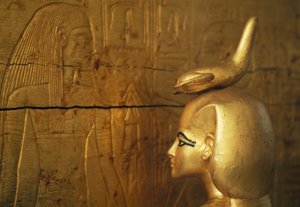 Selkiksen tai Serketin patsas, joka suojelee kanoppipurkkien arkkua, Tutankhamonin aarrekammio. tekijältä Egyptian 18th Dynasty