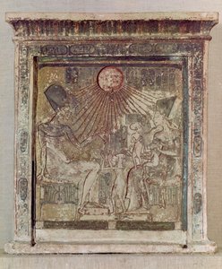 Stela kuvaa Atenia antamassa elämää ja vaurautta Amenophis IV:lle (Akhenaten) (n. 1352-1336 eKr.), hänen vaimolleen Nefertitille ja kolmelle heidän tyttäreistään Tell el-Amarnasta, Uudesta kuningaskunnasta, noin 1353-1337 eKr.