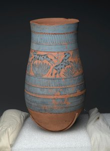 Pisaran muotoinen maljakko, jossa on maalattuja kuvia neitoista, lehmistä ja suon kasveista, Uusi kuningaskunta, n. 1390-1353 eKr. (maalattu terrakotta) tekijältä Egyptian 18th Dynasty