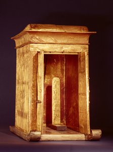Tutankhamonin kultainen pyhäkkö (n. 1370-1352 eKr.) Uusi kuningaskunta (puu, joka on päällystetty kullalla päällystetyllä gessolla) (katso myös 267767)