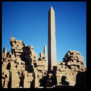 Tuthmosis I:n (1504-1492 eKr.) ja Hatshepsutin (1473-1458 eKr.) obeliskit Amunin suuressa temppelissä, Karnakin temppelissä, Uudessa kuningaskunnassa