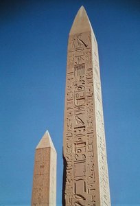 Tuthmosis I:n (1504-1492 eKr.) ja Hatshepsutin (1473-1458 eKr.) obeliskit Amunin suuressa temppelissä, Uudessa kuningaskunnassa