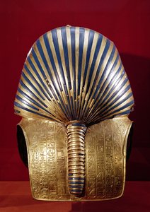 Kultaisen naamion takaosa, Tutankhamonin aarre (n. 1370-1352 eKr.) Uusi kuningaskunta, n. 1340 eKr. (puolijalokiveillä upotettu kulta)
