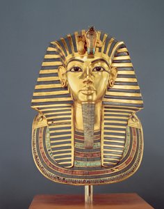 Tutankhamonin (n. 1370-1352 eKr.) hautausnaamio, Uusi kuningaskunta, n. 1336-1327 eKr. (puolijalokivillä upotettu kulta) (katso myös 227984)