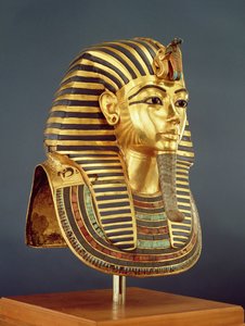 Tutankhamonin (n. 1370-1352 eKr.) hautausnaamio, Uusi kuningaskunta, n. 1336-1327 eKr. (puolijalokiveillä upotettu kulta) (katso myös 228800)