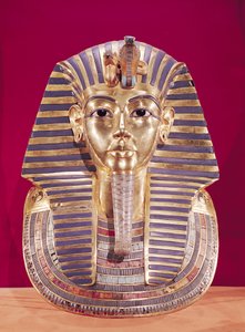 Tutankhamonin (n. 1370-1352 eKr.) hautausnaamio n. 1336-1327 eKr., Uusi kuningaskunta (kultaa puolijalokiveillä upotettuna)