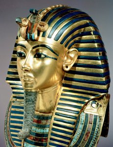 Kultainen hautausnaamio, Tutankhamonin (n. 1370-52 eKr.) New Kingdomin haudasta (kultaa puolijalokivillä ja lasitahnalla upotettu) (katso myös 3981 & 149421)