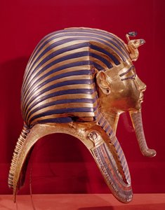 Kultanaamio, Tutankhamonin aarteesta (n. 1370-52 eKr.) n. 1340 eKr. (puolijalokiveillä upotettu kulta) (katso vastakkainen puoli 184085)