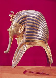 Kultanaamio, Tutankhamonin aarteesta (n. 1370-52 eKr.) n. 1340 eKr. (puolijalokiveillä upotettu kulta) (katso vastakkainen puoli 179987)