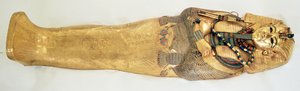Kuninkaan sisin arkku Tutankhamonin haudasta (n. 1370-1352 eKr.) Uusi kuningaskunta (kullalla upotettu puolijalokiveillä) (katso lisätietoja kohdasta 343642)