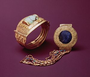 Kaksi rannerengasta, Tutankhamonin haudasta (n. 1370-1352 eKr.) Uusi kuningaskunta (kulta)