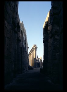 Näkymä Ramses II:n hovista Amenophis III:n pylväikkölle (1403-1365 eKr.) Uusi kuningaskunta